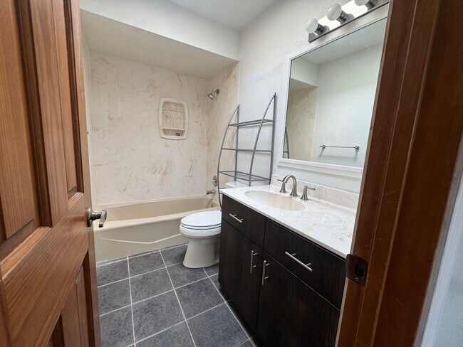 Building Photo - 2 bed 2 Bath Sawmill Gem!