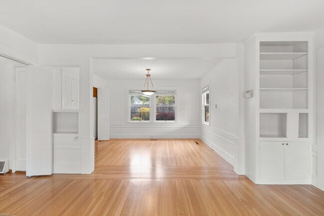 Building Photo - Upper Dimond/Lincoln Highlands Wonderful Craftsman Home!