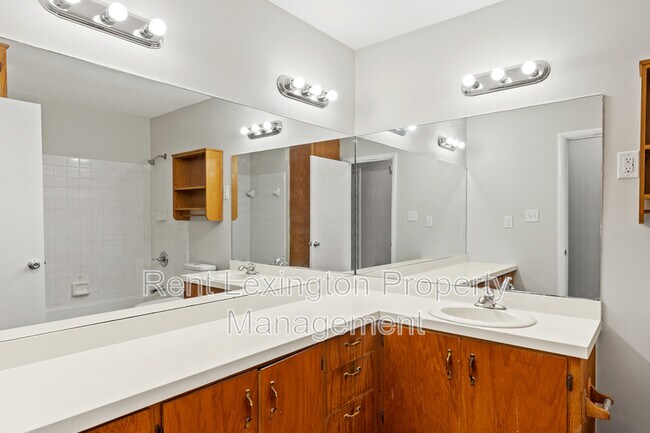 Building Photo - 604 Hi Crest Dr