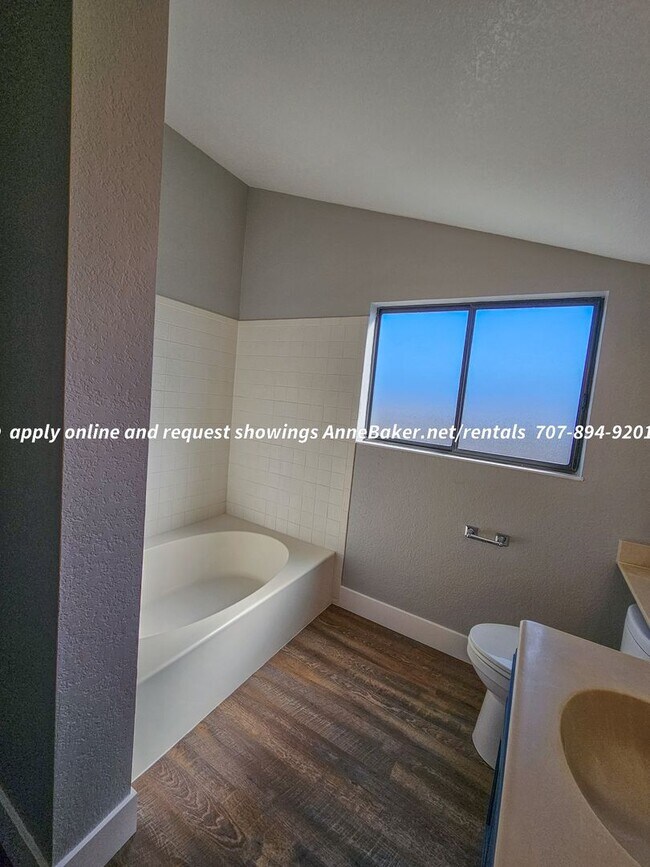 Building Photo - Newly Updated - New Appliances, Flooring, ...