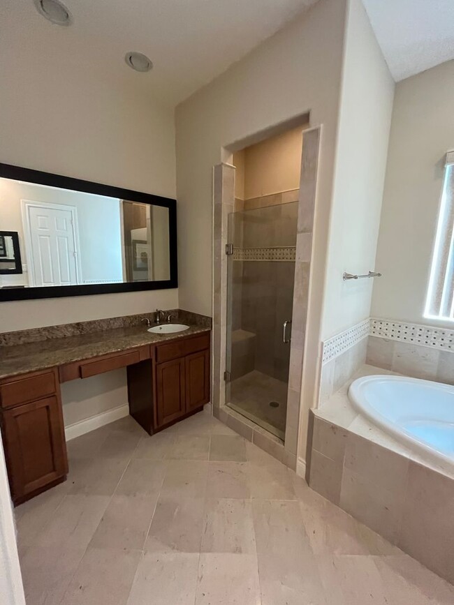 Building Photo - Wonderful 4/3.5 Townhome
