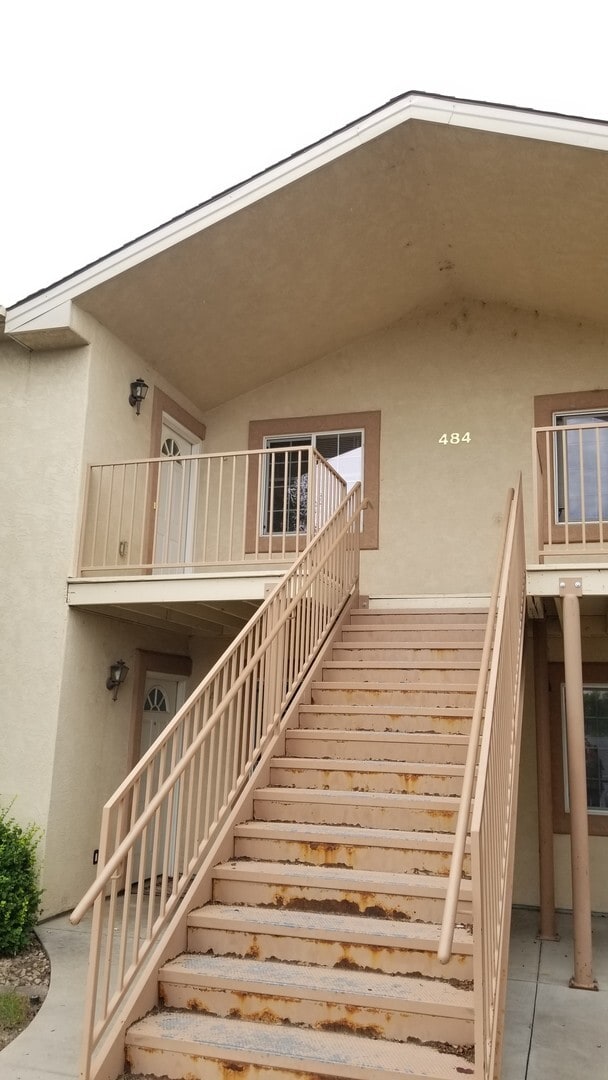Building Photo - 3 bed 2 bath upstairs