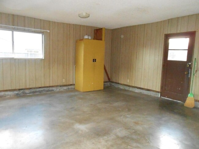 Building Photo - 2860 Willow Dr