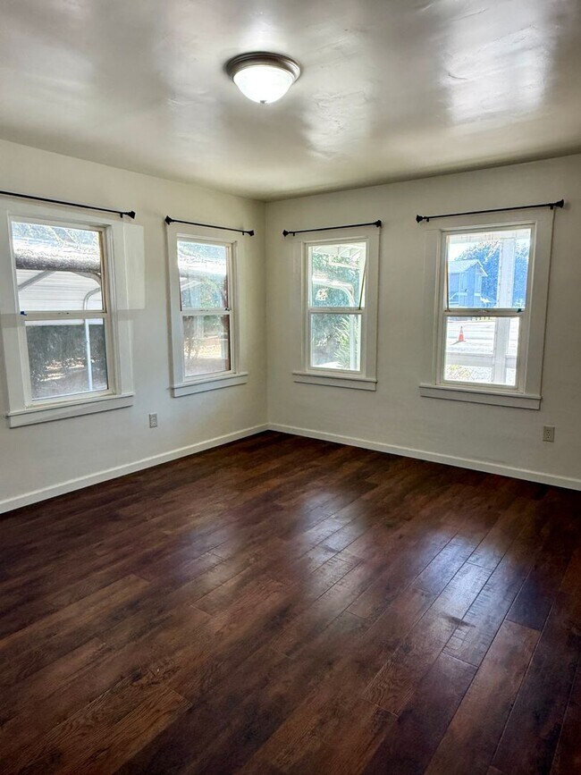 Building Photo - 3 Bedroom 1 Bath House!