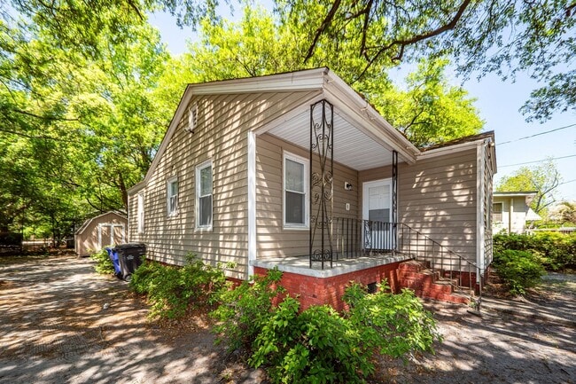 Building Photo - 2620 Woodlawn Ave