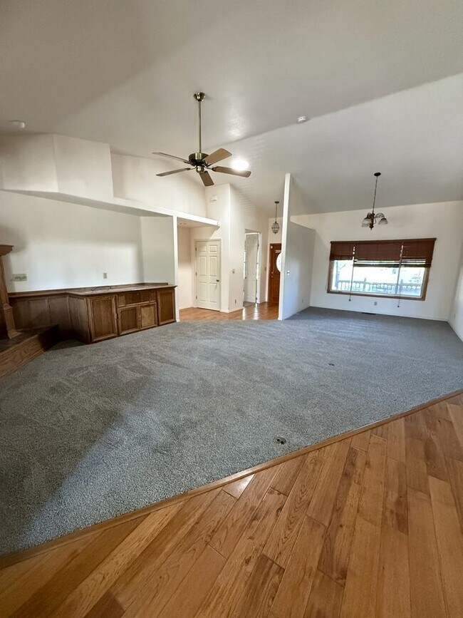 Building Photo - AVAILABLE SOON! Large Single level Sinagua...