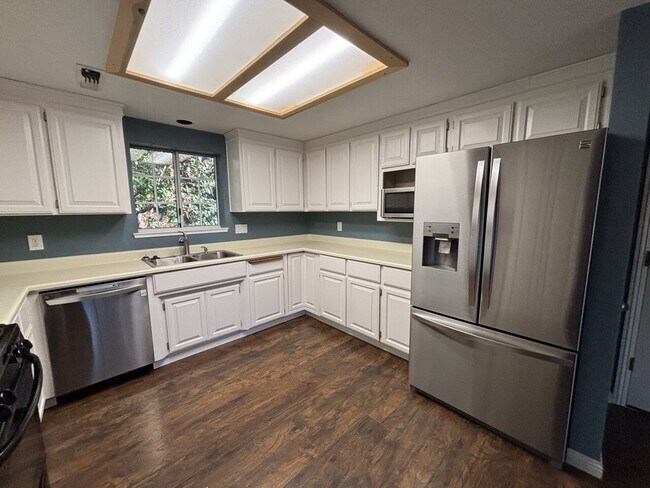 Building Photo - 3 bedroom home on community pond - great fishing!