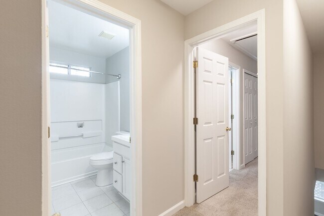 Building Photo - 3bd/2ba Duplex Unit w/ Garage in Ideal Loc...