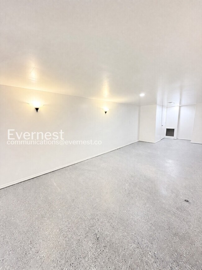 Building Photo - 3 Bed, 1 Bath Home with Modern Amenities  / Pet-Friendly / Vouchers Accepted / Available Now!