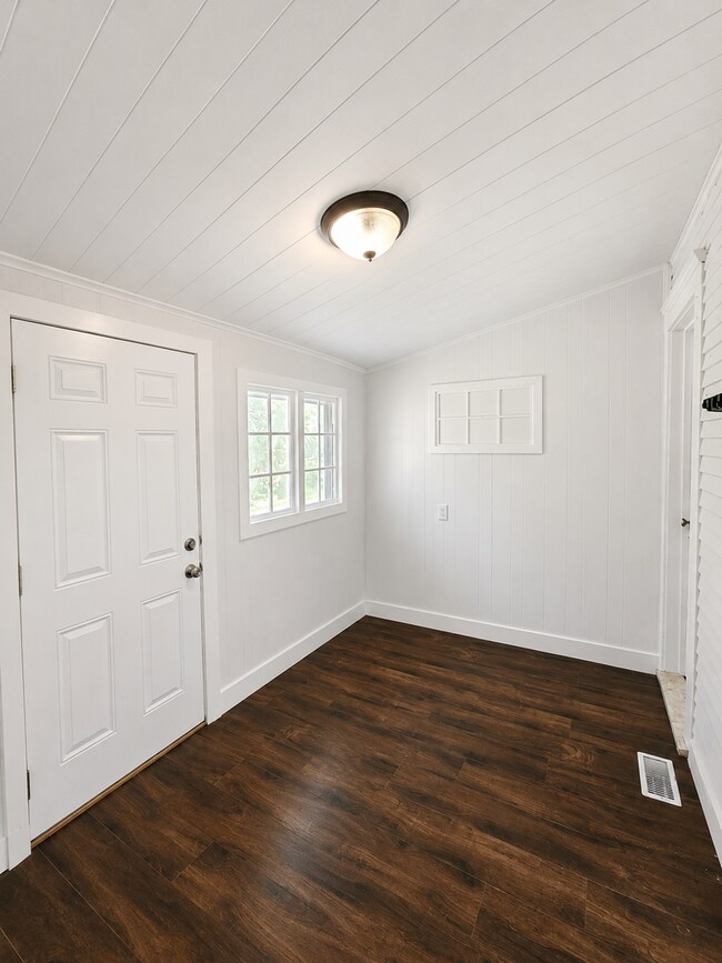 Building Photo - 2 bedroom | 1 Bathroom Home | Pets Welcome!