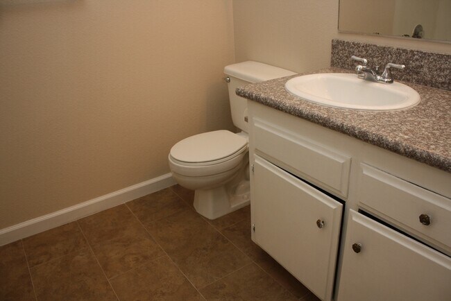 Building Photo - Superb Dual Master Townhome!