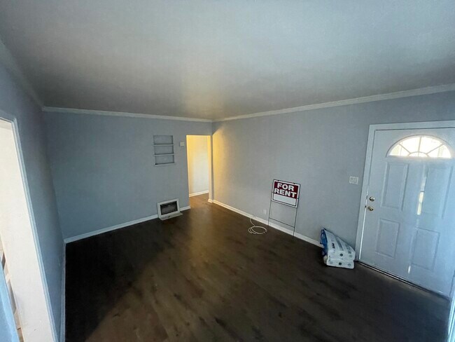 Building Photo - 1211 W Victory Blvd