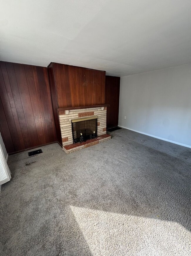 Building Photo - 4 Bedroom 1 Bathroom in Fineview!
