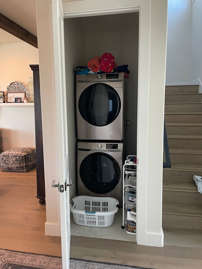 Full-size Washer and Dryer - 19601 Flying J Blvd