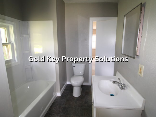 Building Photo - Nicely remodeled 2 BR 1 BA with Garage and...