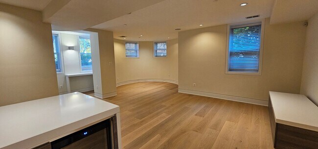 Building Photo - Luxurious 2 Bed 2 Bath Garden Level Condo In Desired Old City II - Dupont Circle