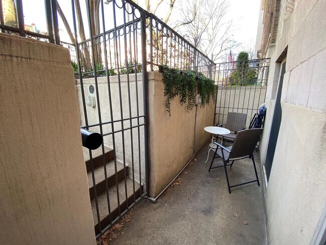 Building Photo - Charming 2 BR/1 BA Apartment in Woodley Park!