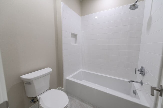 Building Photo - 3bedroom/3 bath/Gated Orchard Hill/Detache...