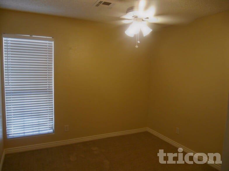 Building Photo - 1706 N Comanche Dr