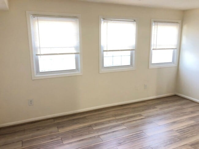 Building Photo - Nicely Updated Terrace Level  1/1 condo