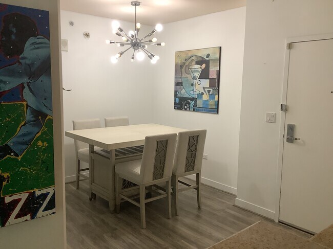 Building Photo - 425 W Beech