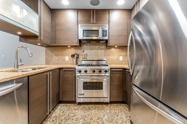 Building Photo - 10 Regent St