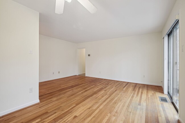 Building Photo - Spacious Walk Up in Parkside N. Bethesda I...