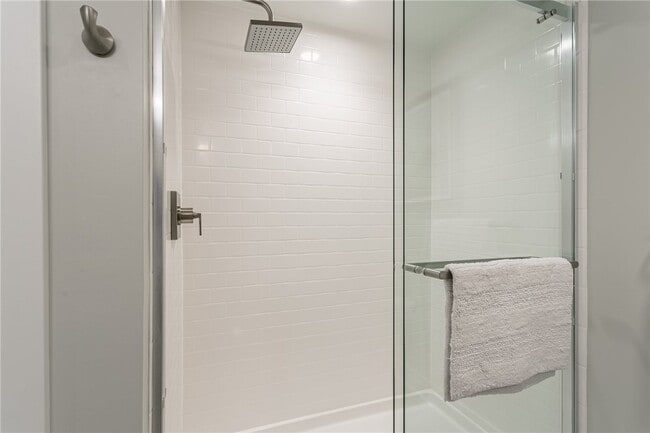 Building Photo - 205 Lakeshore Dr