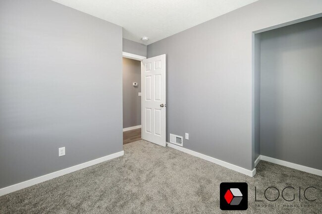 Building Photo - 4050 Porter Ave