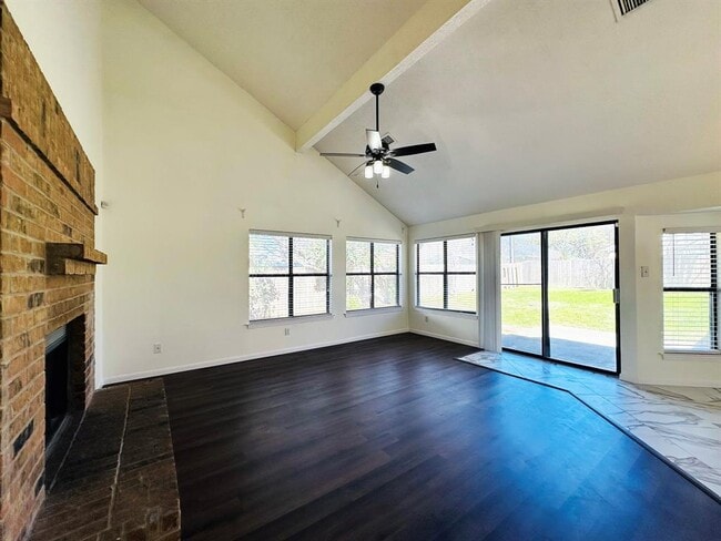 Building Photo - 306 Applewood Dr