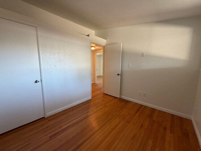 Building Photo - Adorable 3 bedroom 2 bath bungalow in Rosemont
