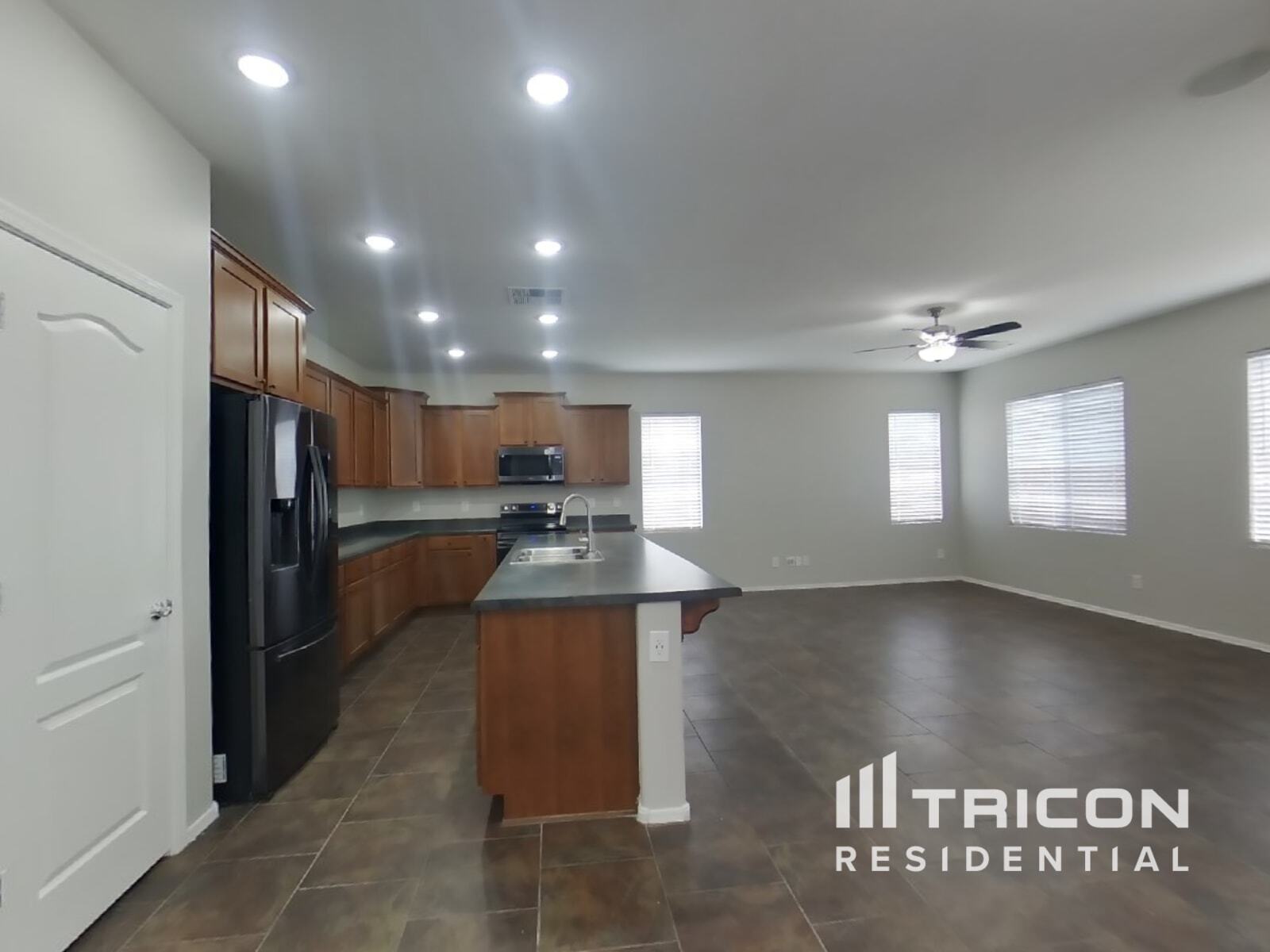 Building Photo - 4930 E Del Rio Dr