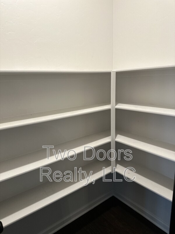 Building Photo - 2229 Roca Dr