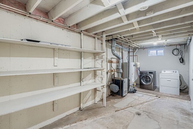 Building Photo - 4 Bed 2.5 Bath Duplex with Private Fenced ...