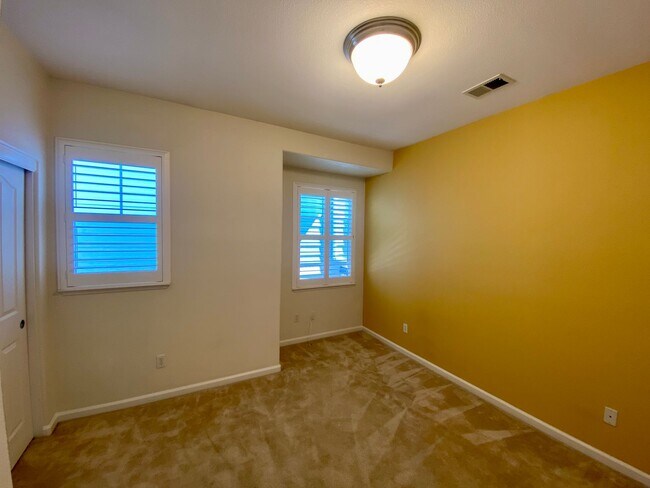 Building Photo - Gorgeous Townhouse with Attached Single-Ca...