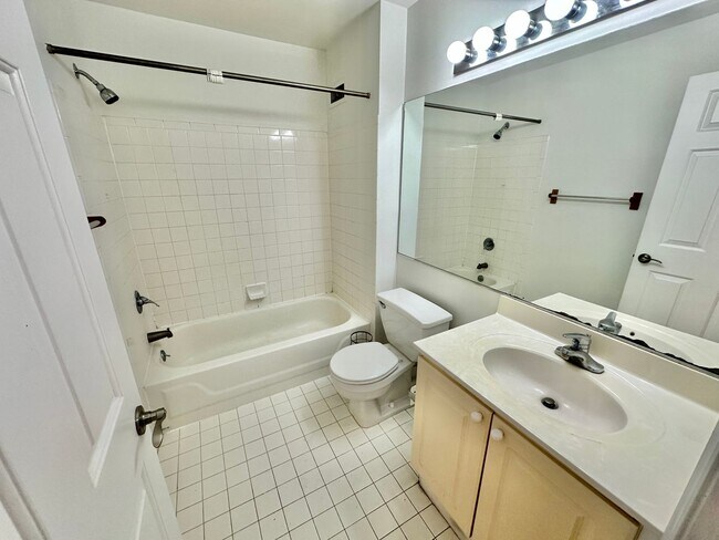 Building Photo - Fantastic 1 Bedroom with Den/Office/Additi...