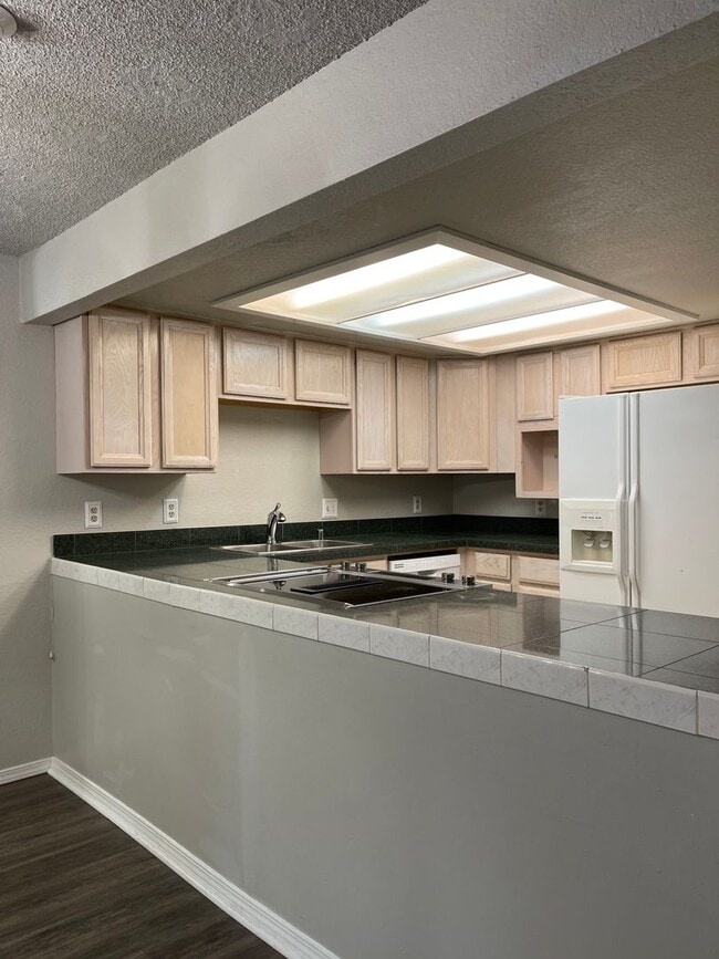 Building Photo - Roomy Lynnwood Townhouse-Style Condo With Upgrades