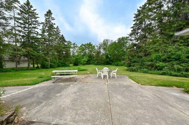 Building Photo - W145N7317 Northwood Dr