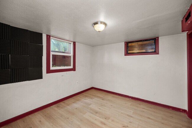 Building Photo - East Valley Home With Large Yard!