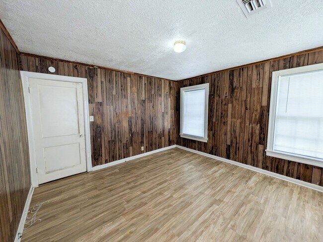 Building Photo - 1810 Roberts Ave