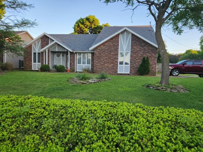 Building Photo - 1310 Knob Hill