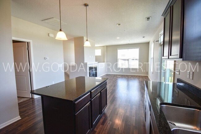 Building Photo - 2 Bedroom 2.5 Bath end unit Townhome in West Des Moines with attached garage