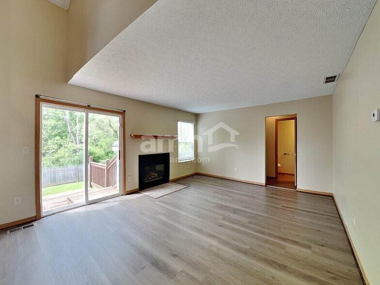 Building Photo - 3959 Highland Bluff Dr