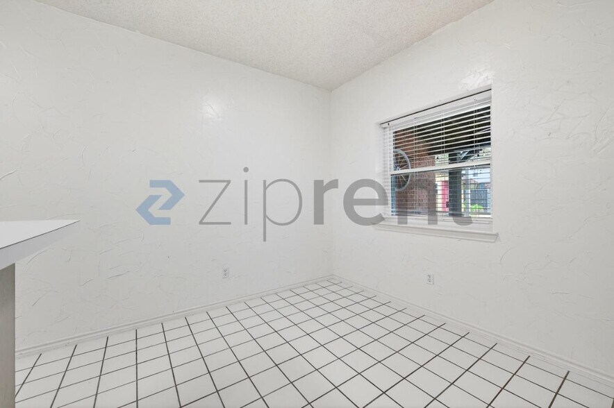 Building Photo - Unit