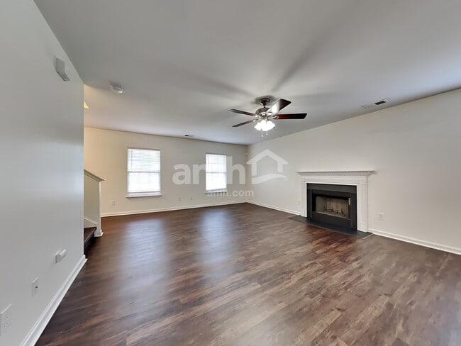 Building Photo - 425 Green Park Ln