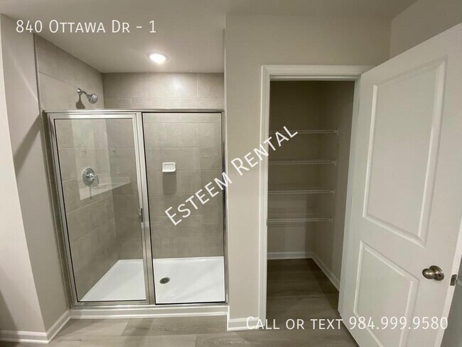 Building Photo - 840 Ottawa Dr