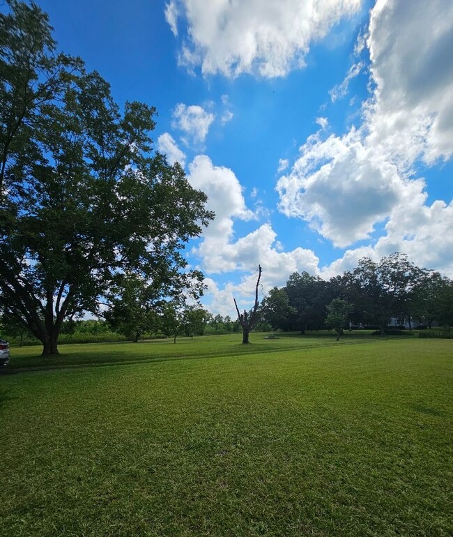 Building Photo - Exquisite 3-Bed, 3-Bath Country Retreat in...