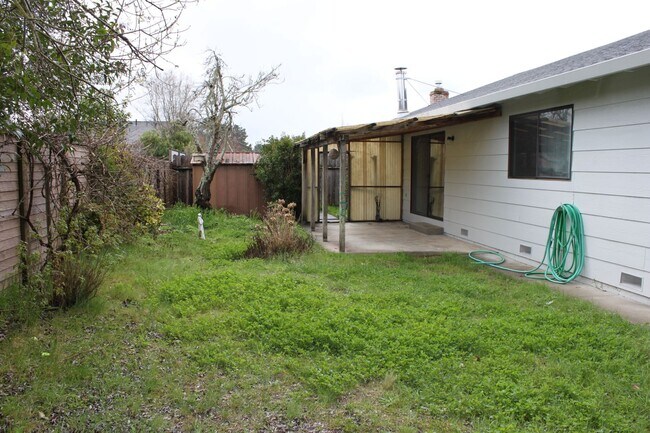 Building Photo - 3 Bedroom Home in Sebastopol