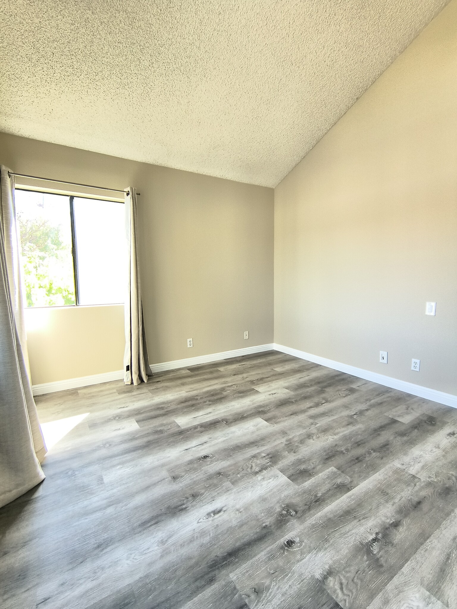 Building Photo - 13096 Le Parc