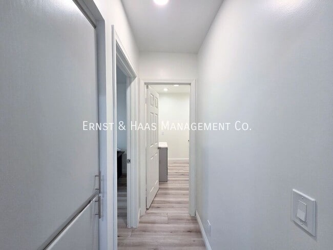 Building Photo - 1084 Walnut Ave